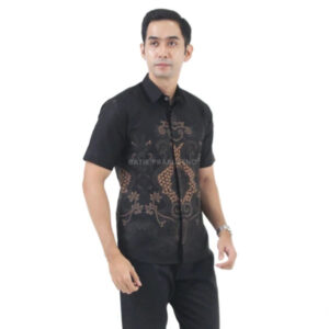 15 Inspirasi Outfit Hari Batik Nasional 2026 untuk Pria dan Wanita batik pria dengan motif sederhana