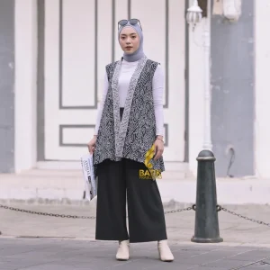 Batik Monokrom: Pilihan Modern untuk Kantor dan Acara Formal Outer Batik dengan Inner Satu Warna