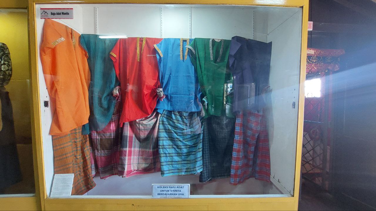 Motif Lontara Inspirasi Desain Baju Bodo Modern baju bodo