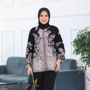 Batik Monokrom: Pilihan Modern untuk Kantor dan Acara Formal Blouse Batik dengan Straight Pants