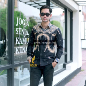 15 Inspirasi Outfit Hari Batik Nasional 2026 untuk Pria dan Wanita Kemeja Batik dan Jeans Gelap