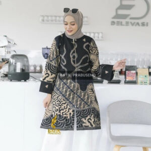 Batik Monokrom: Pilihan Modern untuk Kantor dan Acara Formal ootd Tunik Batik Monokrom dengan Celana Polos