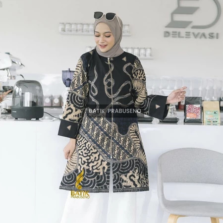 ootd Tunik Batik Monokrom dengan Celana Polos