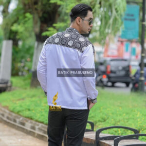15 Inspirasi Outfit Hari Batik Nasional 2026 untuk Pria dan Wanita batik monokrom pria