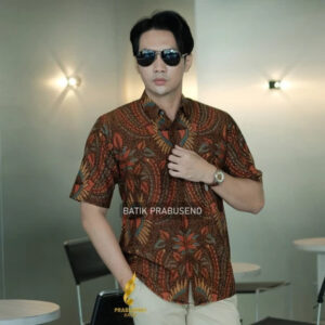 Slim Fit atau Regular Fit? Panduan Memilih Potongan Kemeja Batik Pria batik slimfit pria