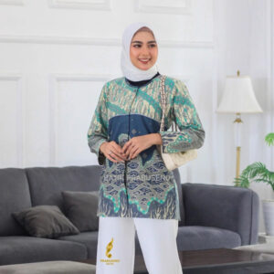 15 Inspirasi Outfit Hari Batik Nasional 2026 untuk Pria dan Wanita batik wanita dengan celana putih